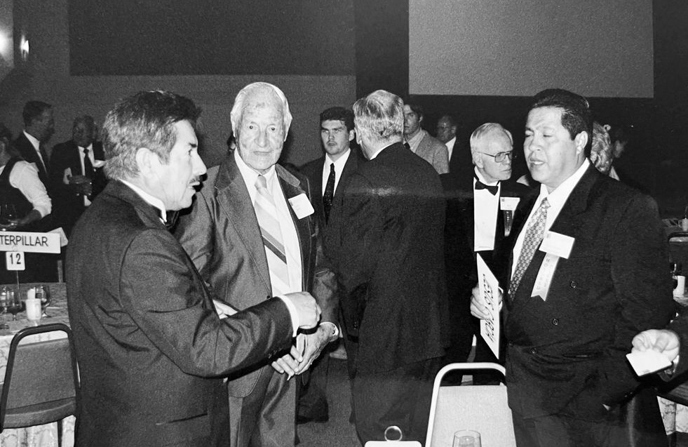 Reyes Galaz Del Valle y René Rogelio Galaz Bustamante, presidente municipal de Nacozari de García, con Luis Martinez en la cena de gala en Leadville, Colorado. Jesús García Corona, héroe de Nacozari.